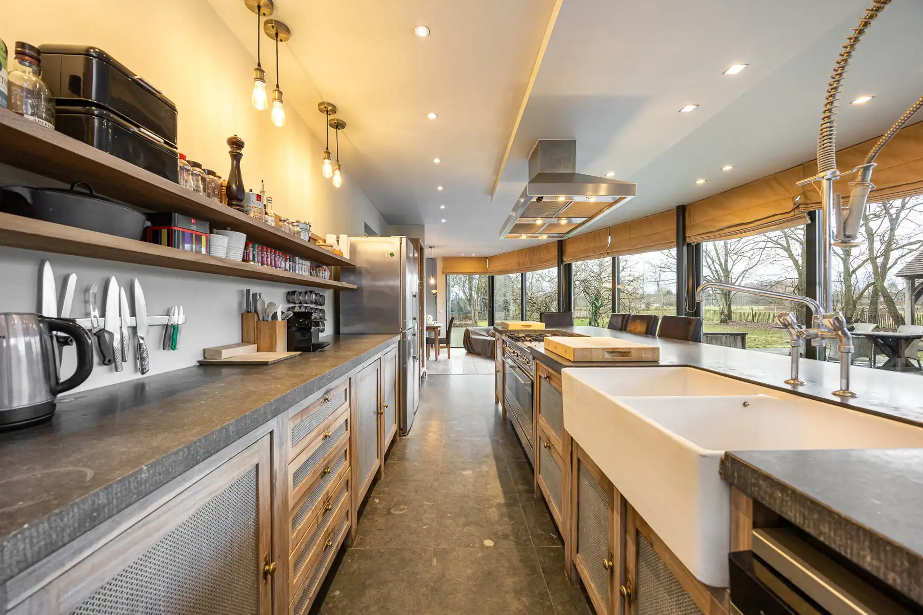 Gerenoveerde hoeve met weiland en stallen op ca. 11 000 m²  foto 14