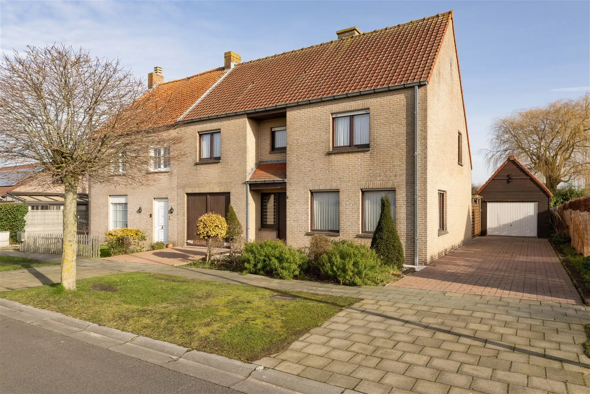 Hoofdfoto van de publicatie: Kloeke halfopen woning met 2 garages en tuin