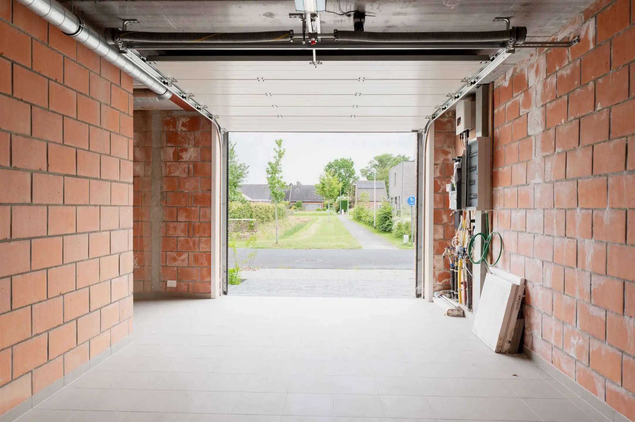 Halfopen moderne woning met zonnige tuin foto 22