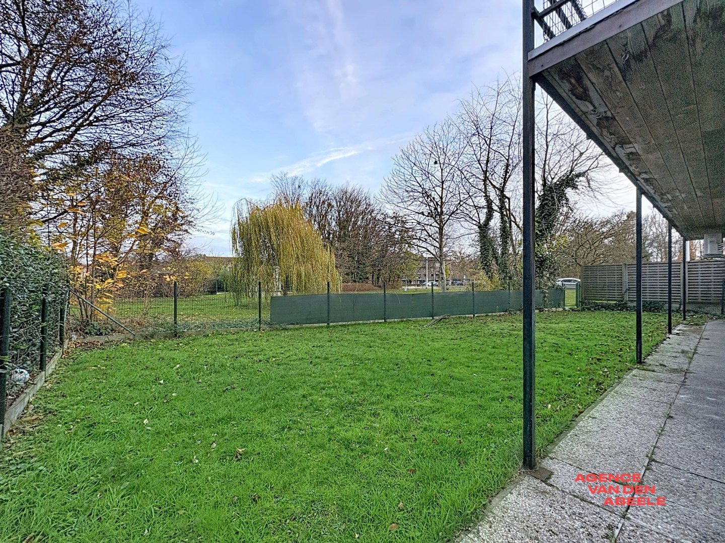Gelijkvloers appartement met 2 slaapkamers, ruime garage en tuin foto 10