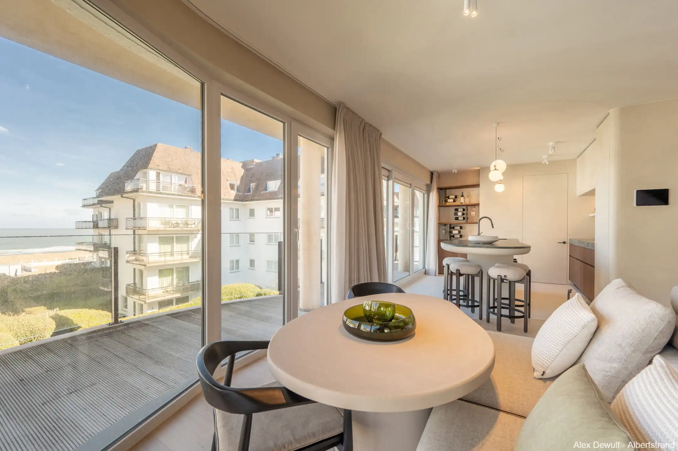 Ruim appartement met zeezicht en zonnig terras op de Kustlaan. foto 4