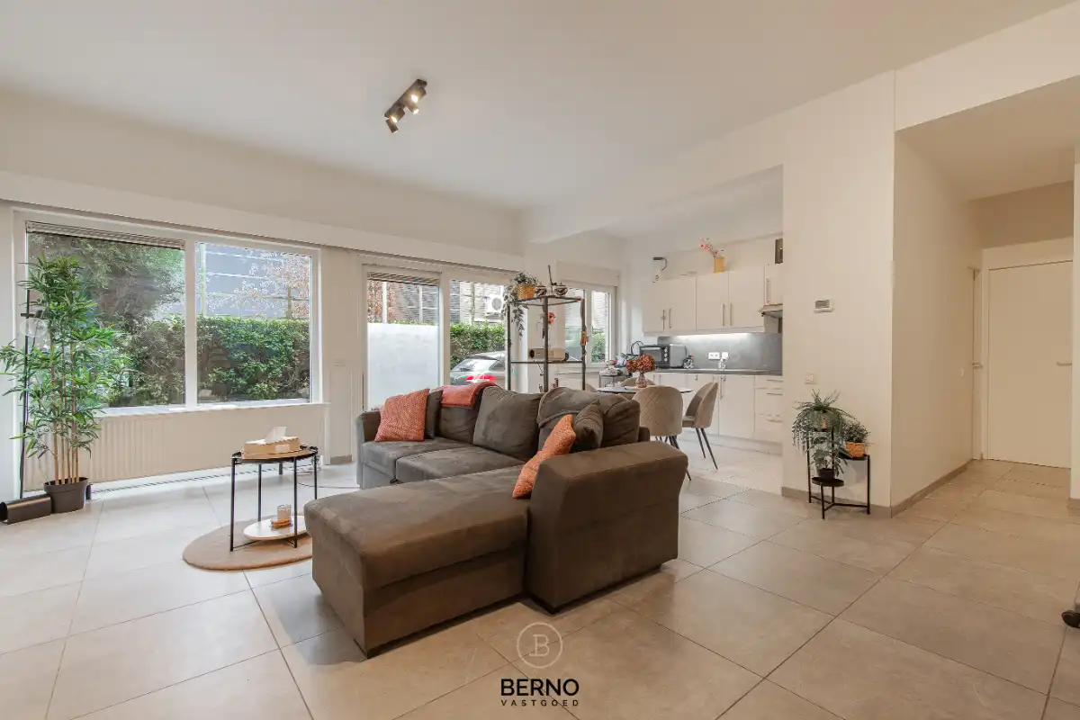 Gerenoveerd gelijkvloersappartement foto {{pictureIndex}}