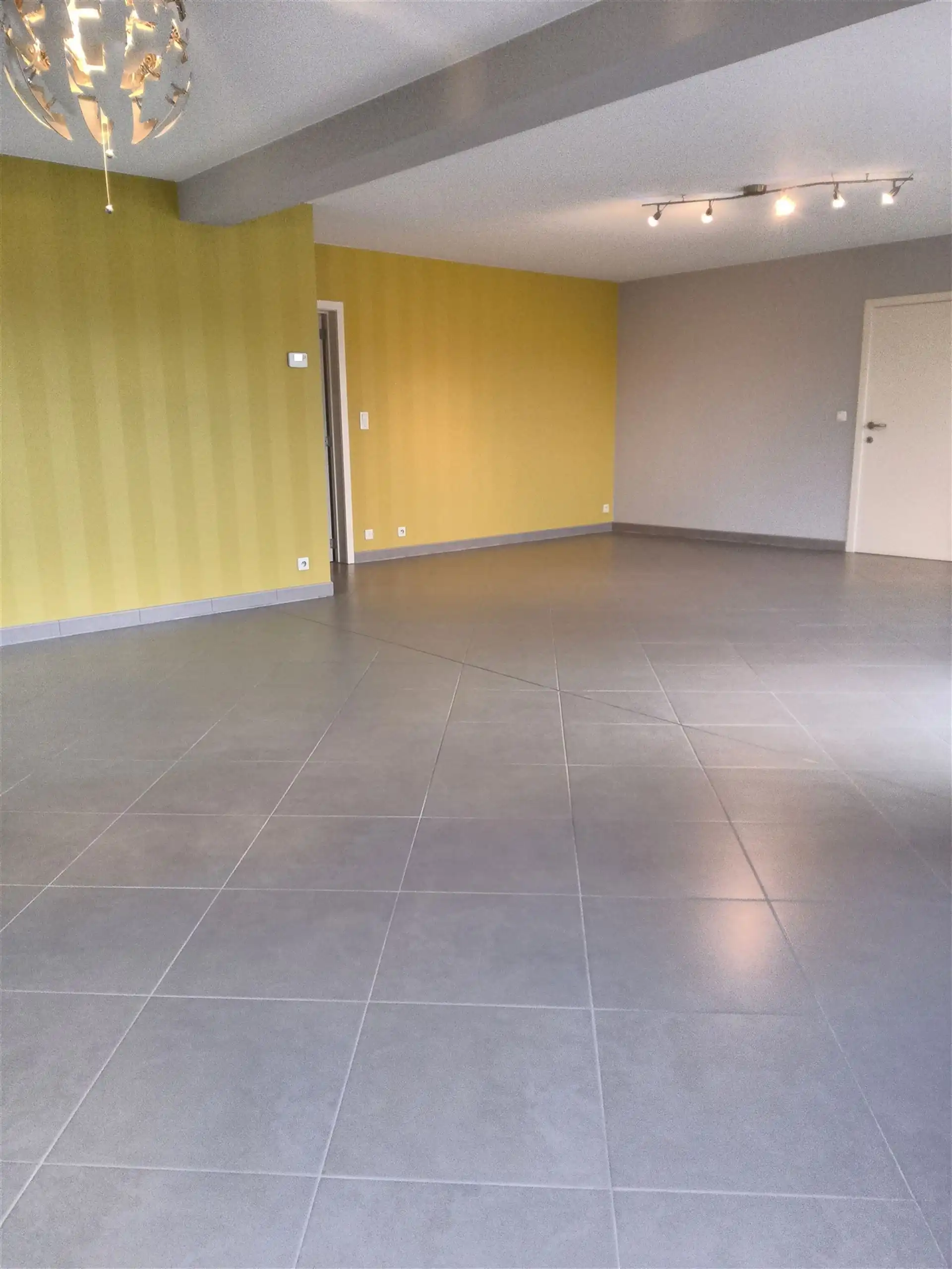 Ruim 2 slaapkamer-appartement met garage foto 7