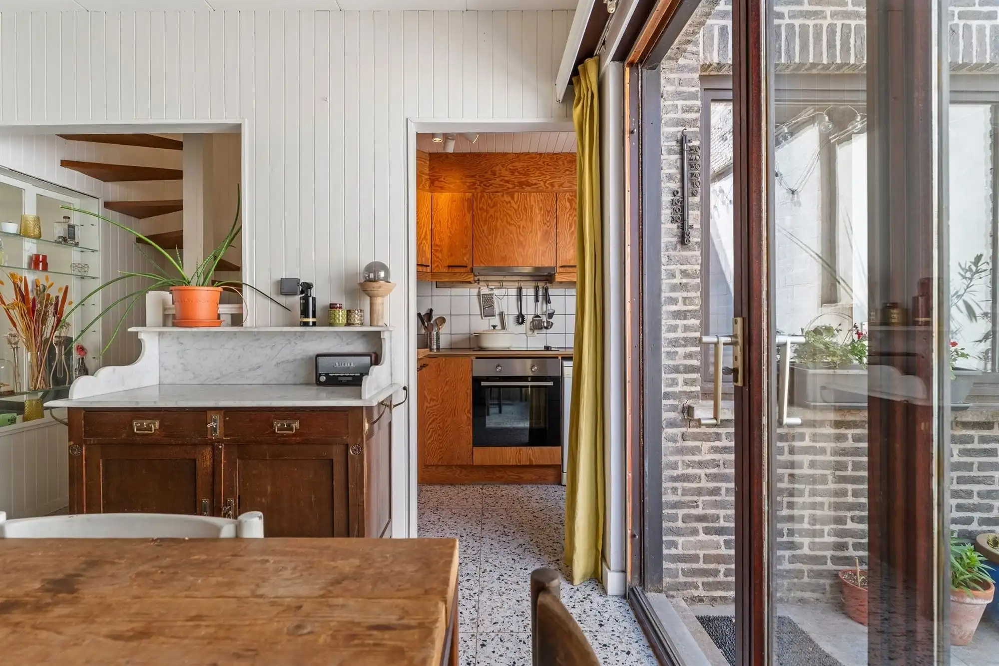 Steegwoning met naastliggend atelier/opslagplaats foto 2