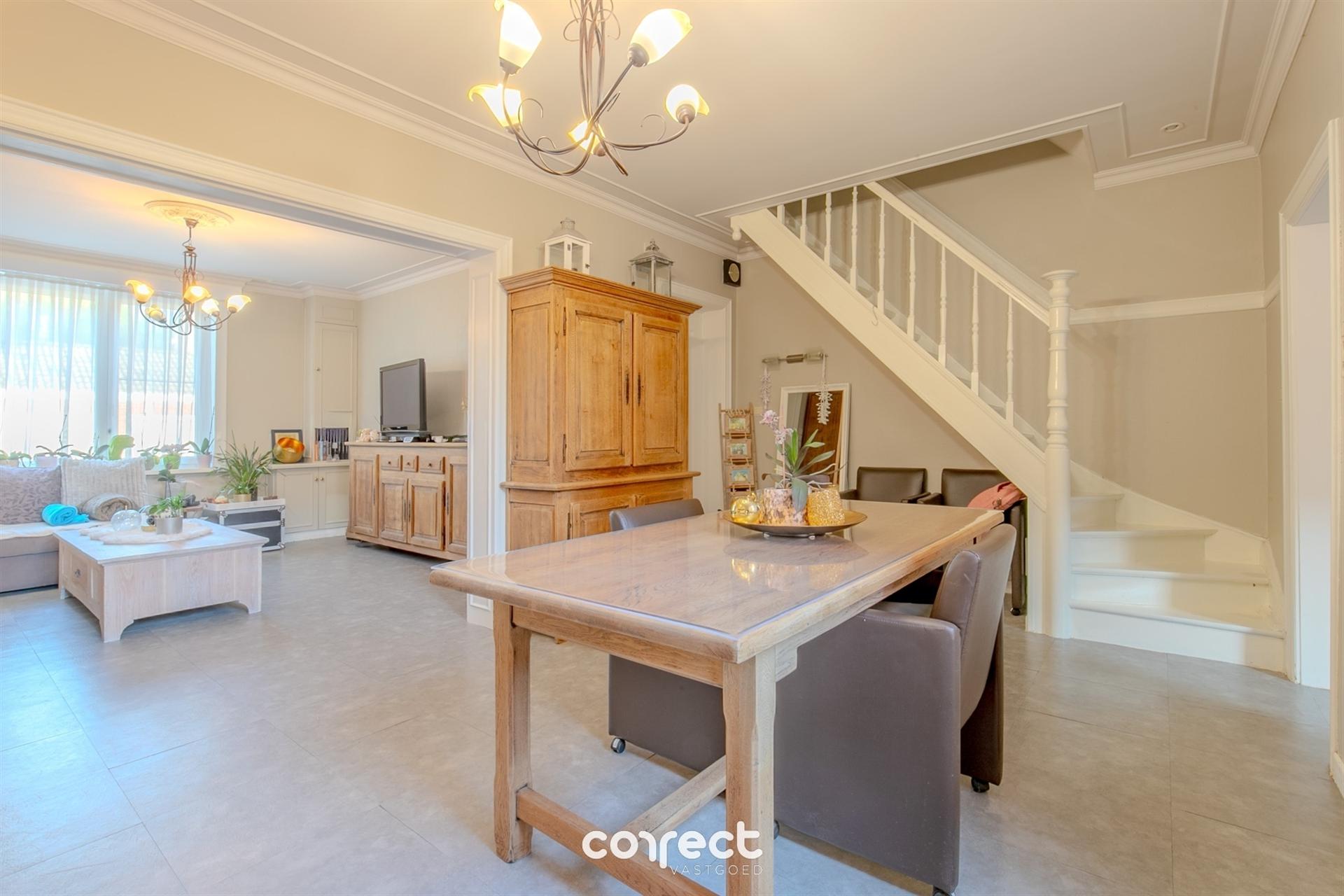 Halfopen bebouwing met ruime oprit, garage, carport en 3 volwaardige slaapkamers. foto 4