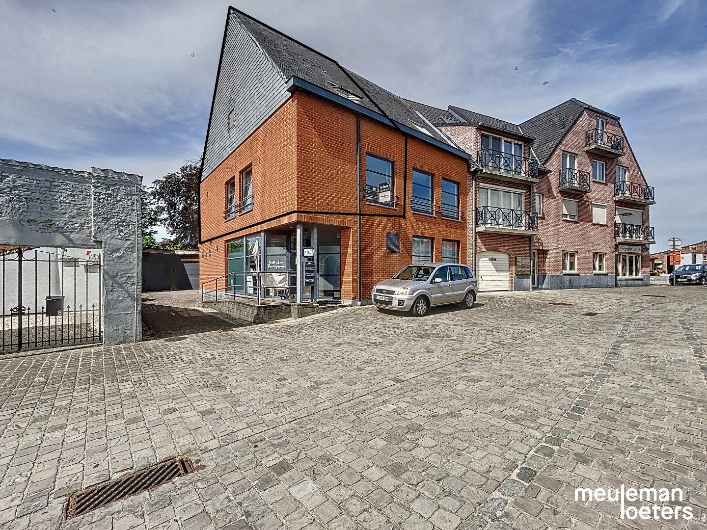 Ruim appartement met garage foto {{pictureIndex}}