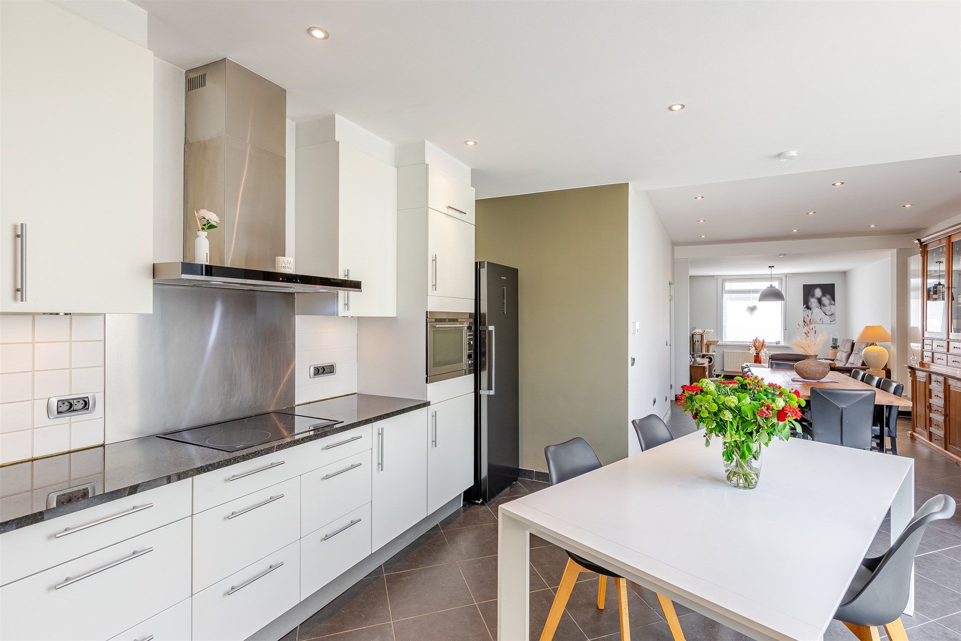 Uitstekend gerenoveerde woning met tuin en parkeerplaats foto 8