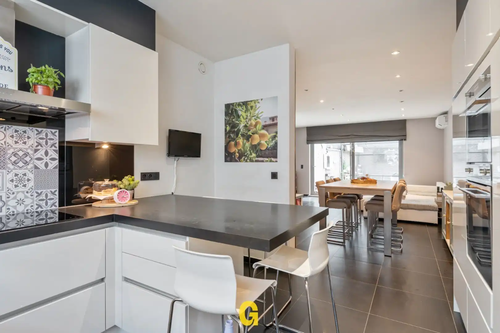 Knap afgewerkt triplex appartement met 4 slaapkamers, 2 badkamers en standplaats met ruime kelderberging  foto 15