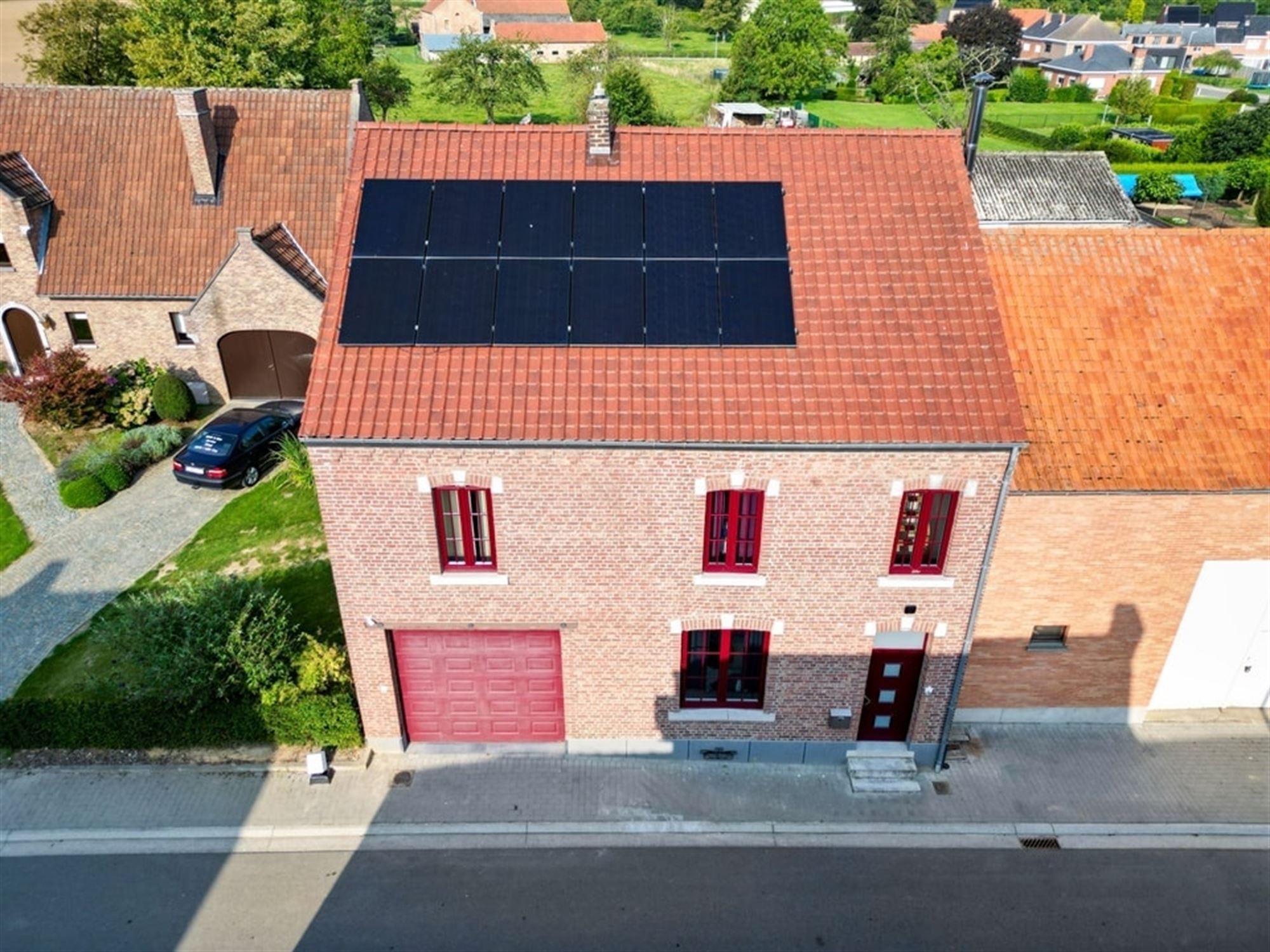 GEZELLIGE INSTAPKLARE GEZINSWONING MET GARAGE EN ZONNEPANELEN IN BOEKHOUT  foto 2