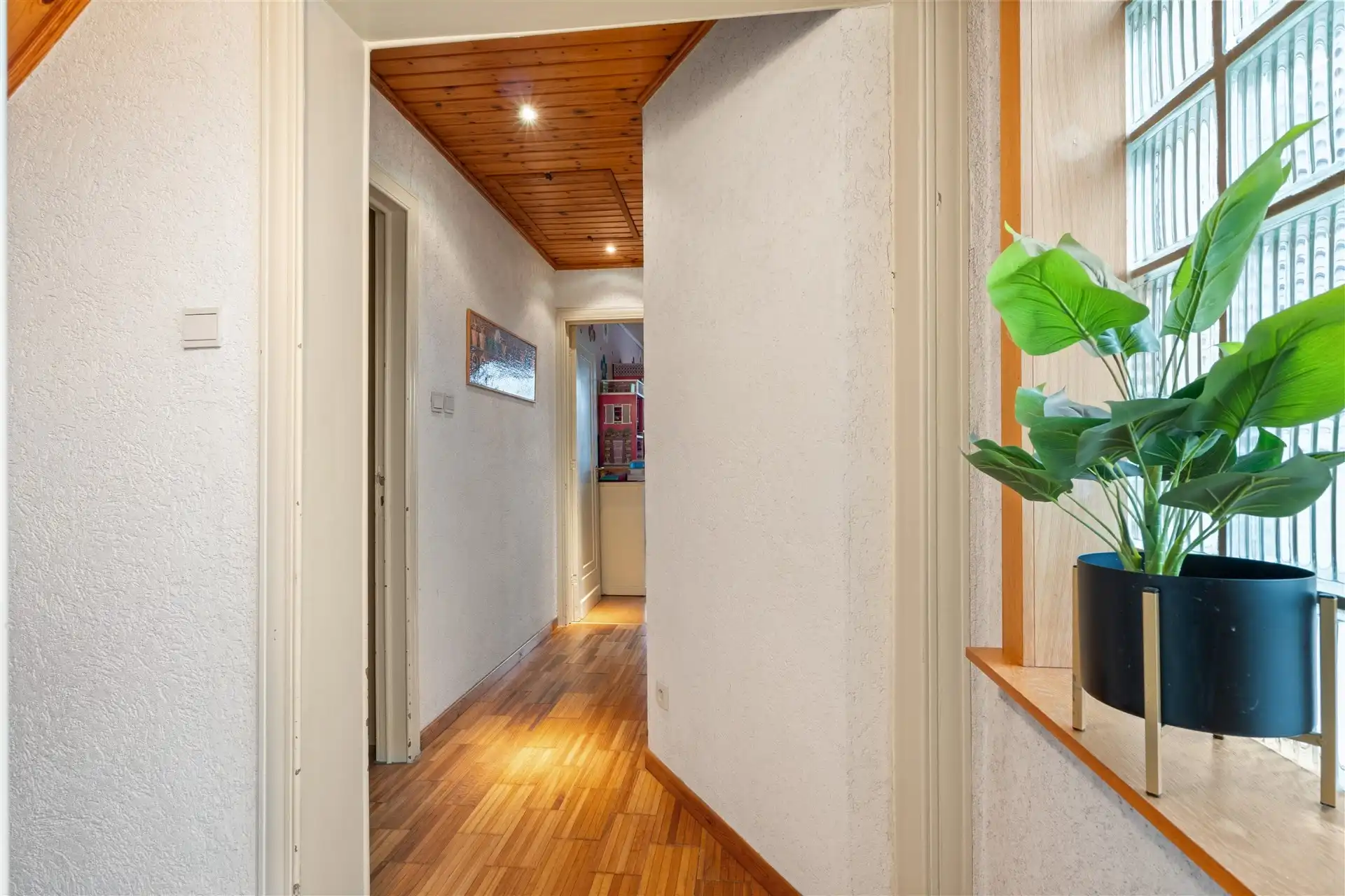 Zeer ruime halfopen bebouwing met 4 slaapkamers, oprit en garage, vlakbij centrum te Zele. foto 12