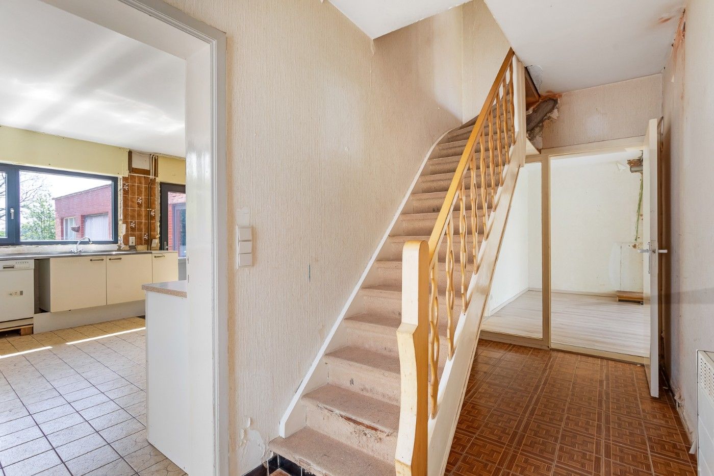 Verrassend ruime, te renoveren HOB met 5 slpk., garage/loods en tuin foto 2