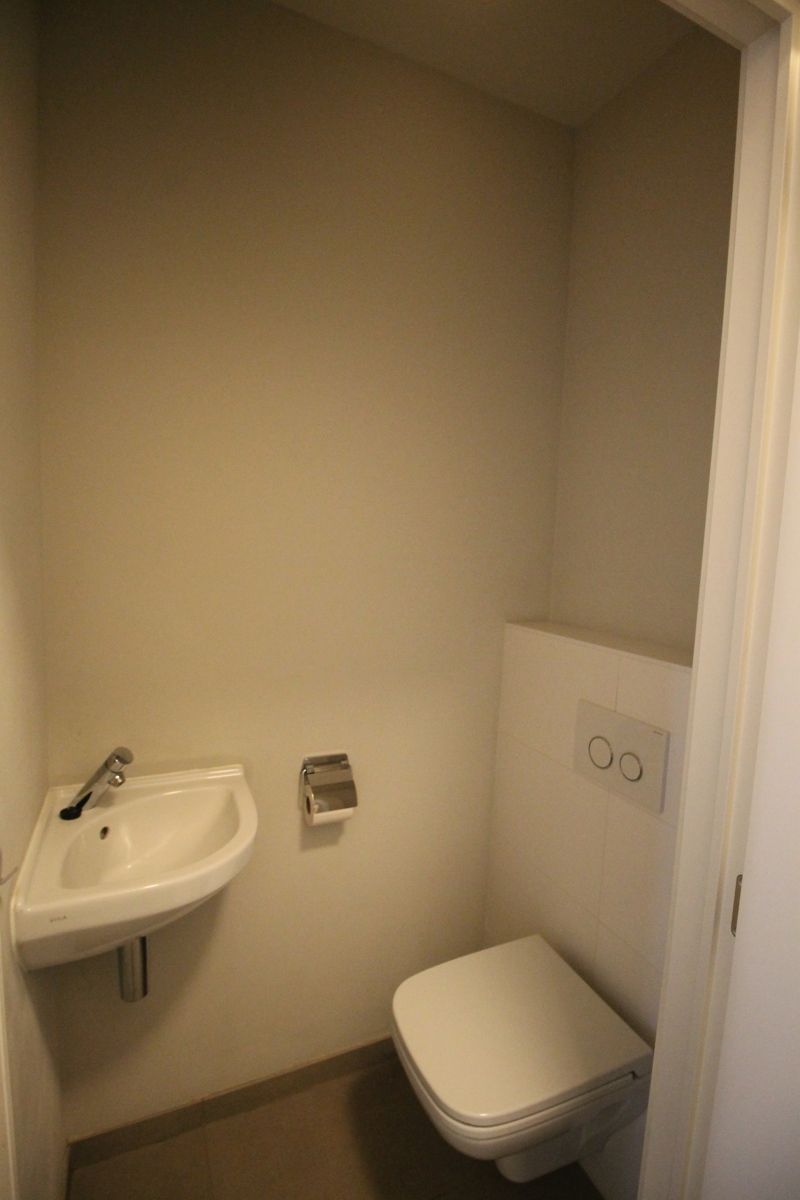 Gelijkvloers handelspand/kantoorruimte met 2 autostaanplaatsen in het centrum van Merksplas. foto 7