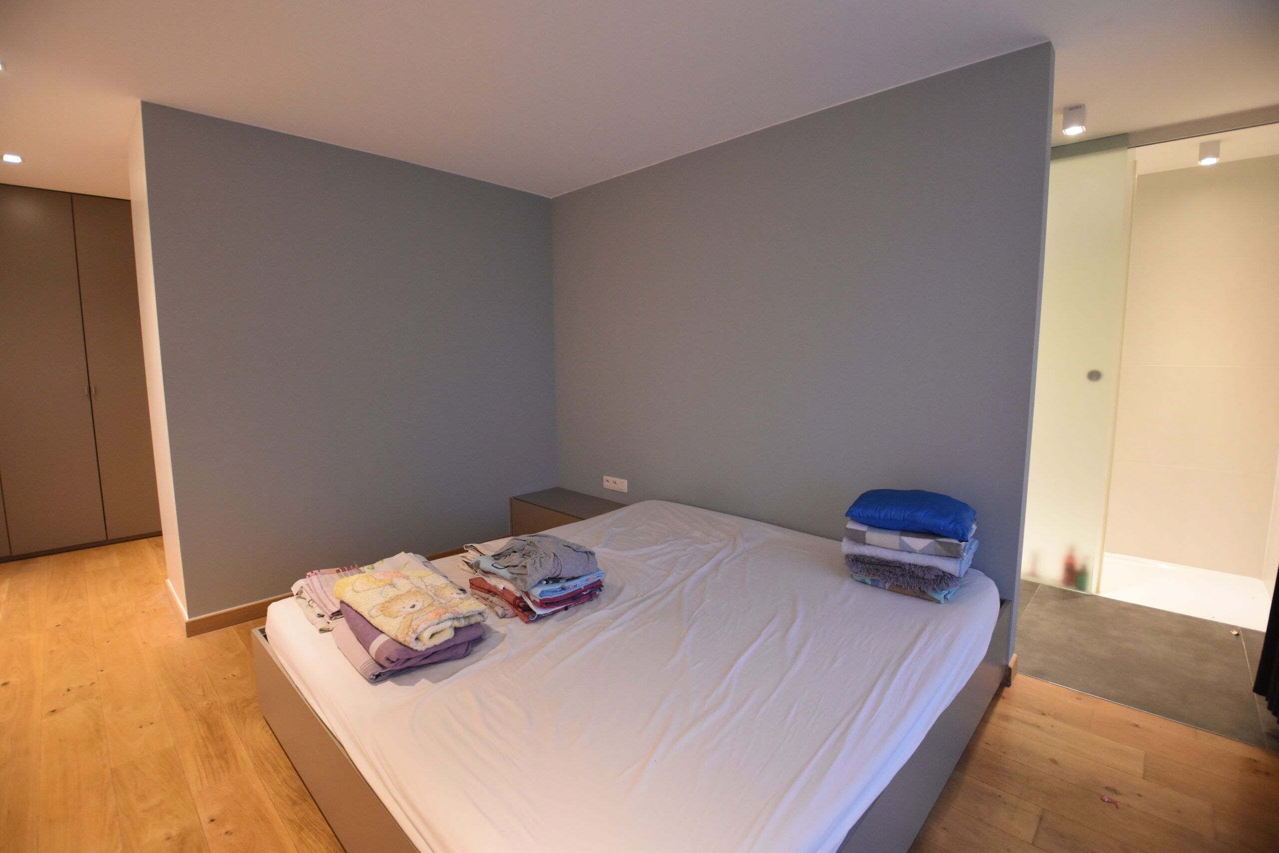 Volledig gerenoveerde woning met tuin en carport foto 12