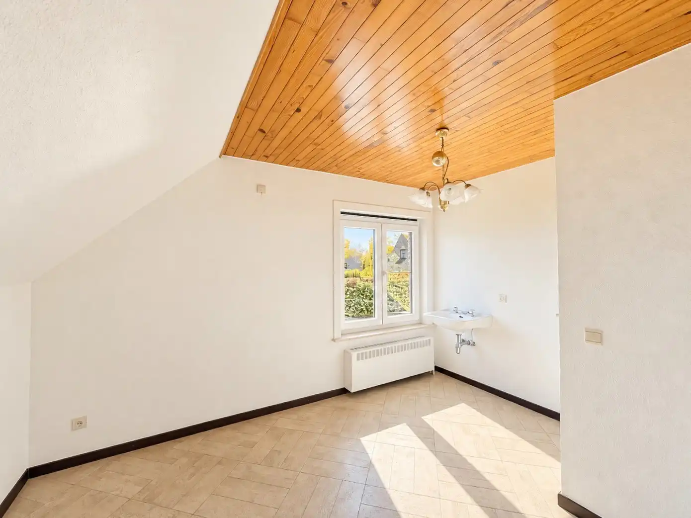 Ruime gezinswoning met 3 slaapkamers,  2 garages en tuin foto 10