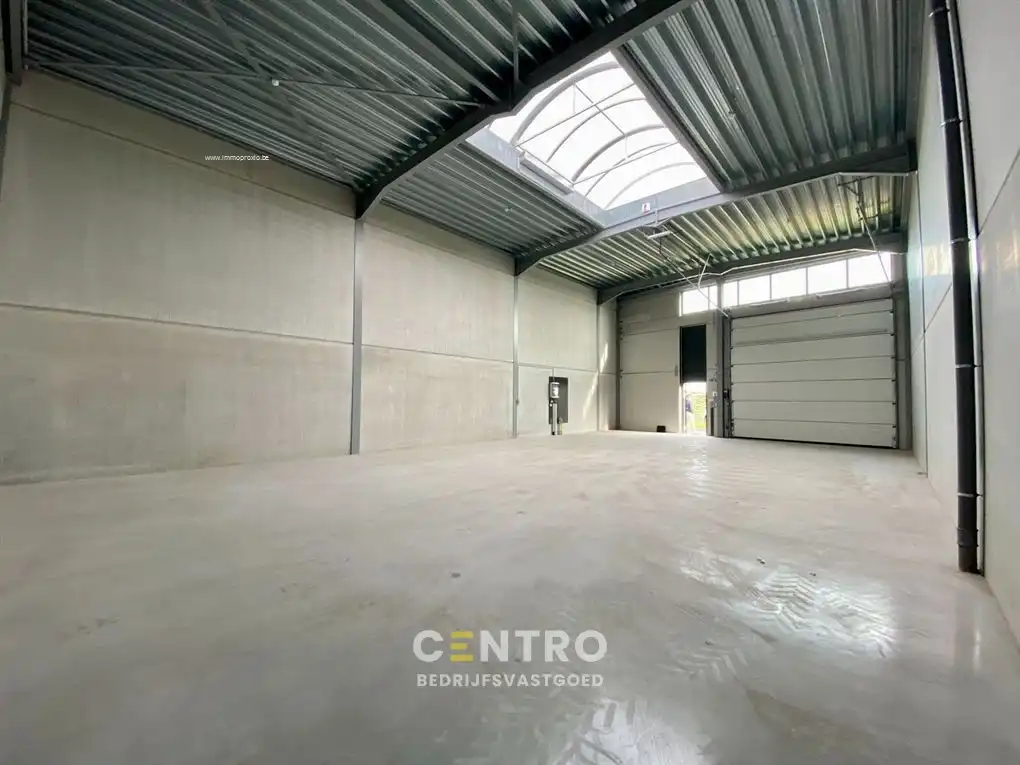 NB OPSLAGRUIMTE (178m²) te koop met 2 private parkeerplaatsen op ambachtelijke zone te Middelkerke! foto 4