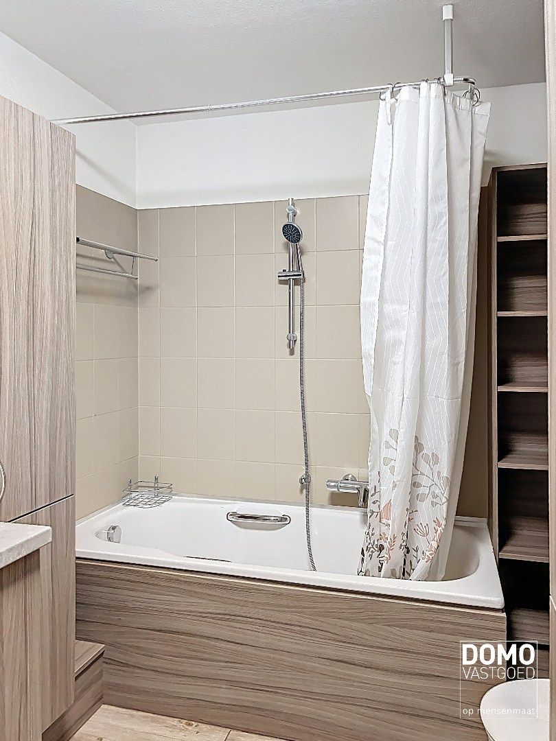 Commercieel gelegen handelspand met inclusief bovenliggend appartement te Kermt. foto 25