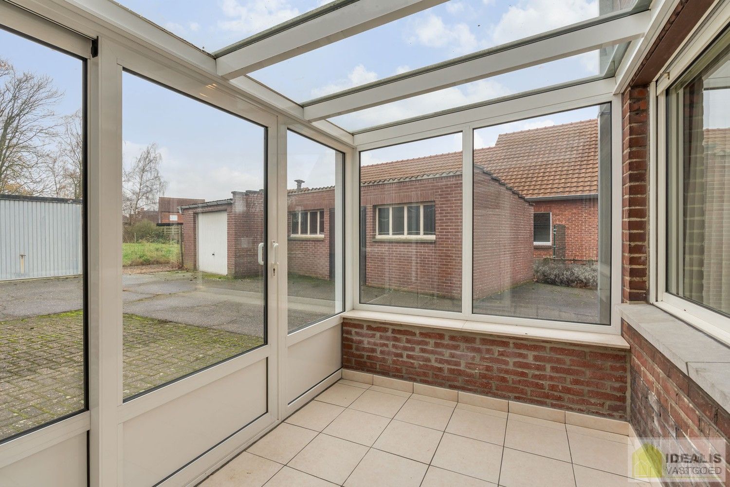 TE RENOVEREN WONING MET EEN RUIME WOONKAMER, KEUKEN MET EETKAMER, 4 AANGENAME SLAAPKAMERS WAARVAN 1 GELIJKVLOERS, BADKAMER, BERGING EN KELDER GELEGEN OP EEN PERCEEL VAN MAAR LIEFST 14A 94CA IN HET GEZELLIGE GROTE-BROGEL (PEER)! De woning omvat ca.150m² netto bewoonbare oppervlakte met op het gelijkvloers een ruime leefruimte, aansluitend keuken met eetkamer, een badkamer, slaapkamer en op de verdieping 3 ruime slaapkamers! De woning is rustig gelegen vlak bij de dorpskern van het gezellige Grote-Brogel en op enkele autominuten verwijderd van de centra van Peer, Kaulille, Bocholt en Bree. Ideaal voor zij die op zoek zijn naar een volledig naar eigen smaak te renoveren woning op een zeer ruim perceel! foto 24