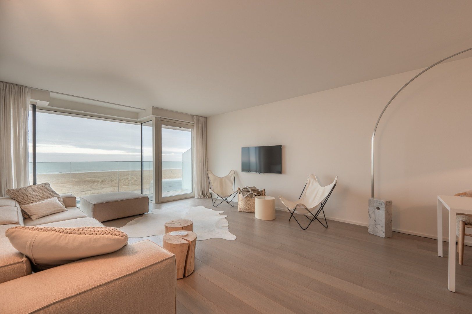 Recent appartement op de Zeedijk in het Zoute foto {{pictureIndex}}