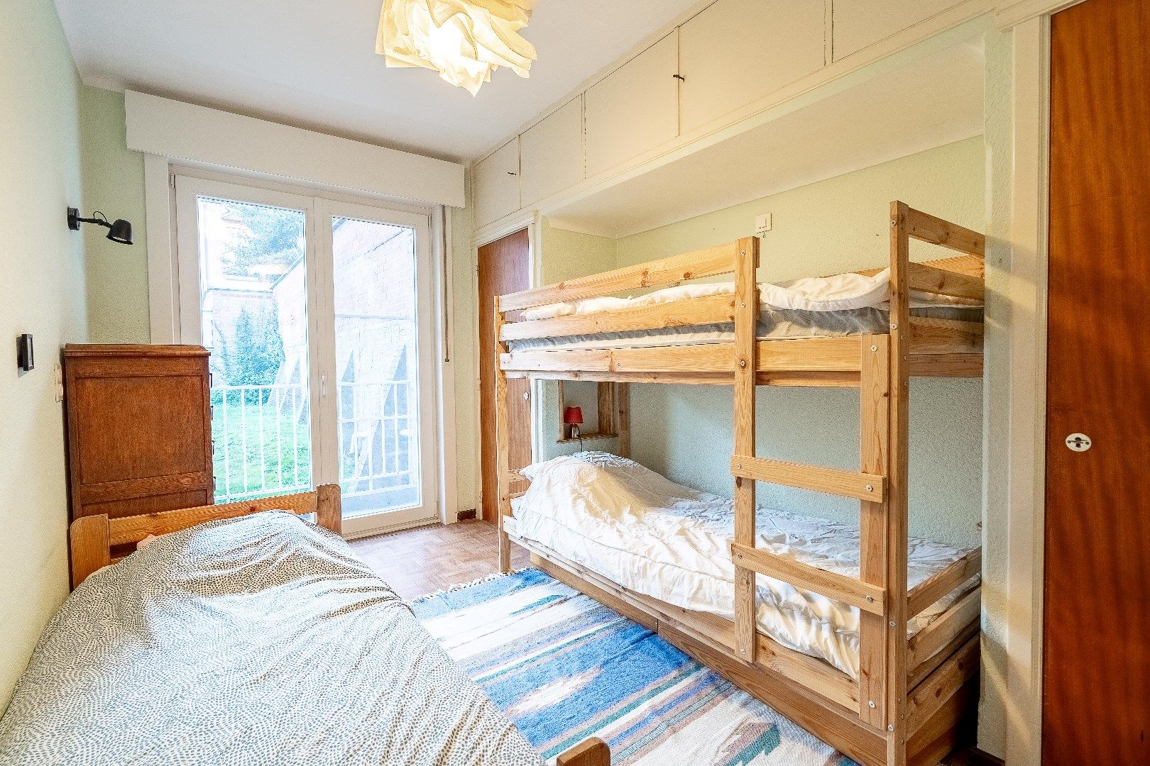 Te renoveren appartement gelegen in een kleinschalige residentie in een zijstraat van de Dumortierlaan. foto 14