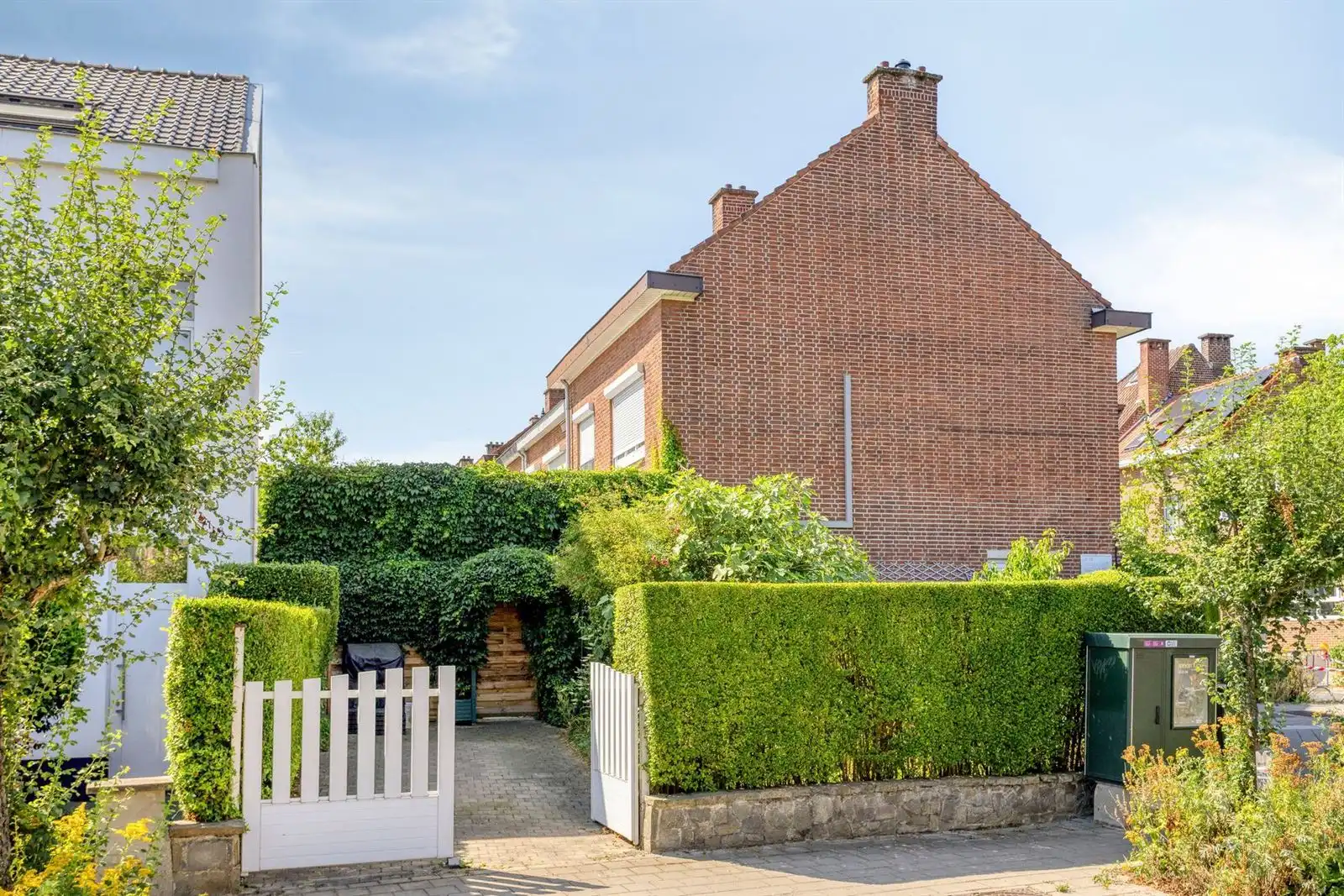 Zeer goed onderhouden woning met 3 slaapkamers, bureau + prive staanplaats  foto 2