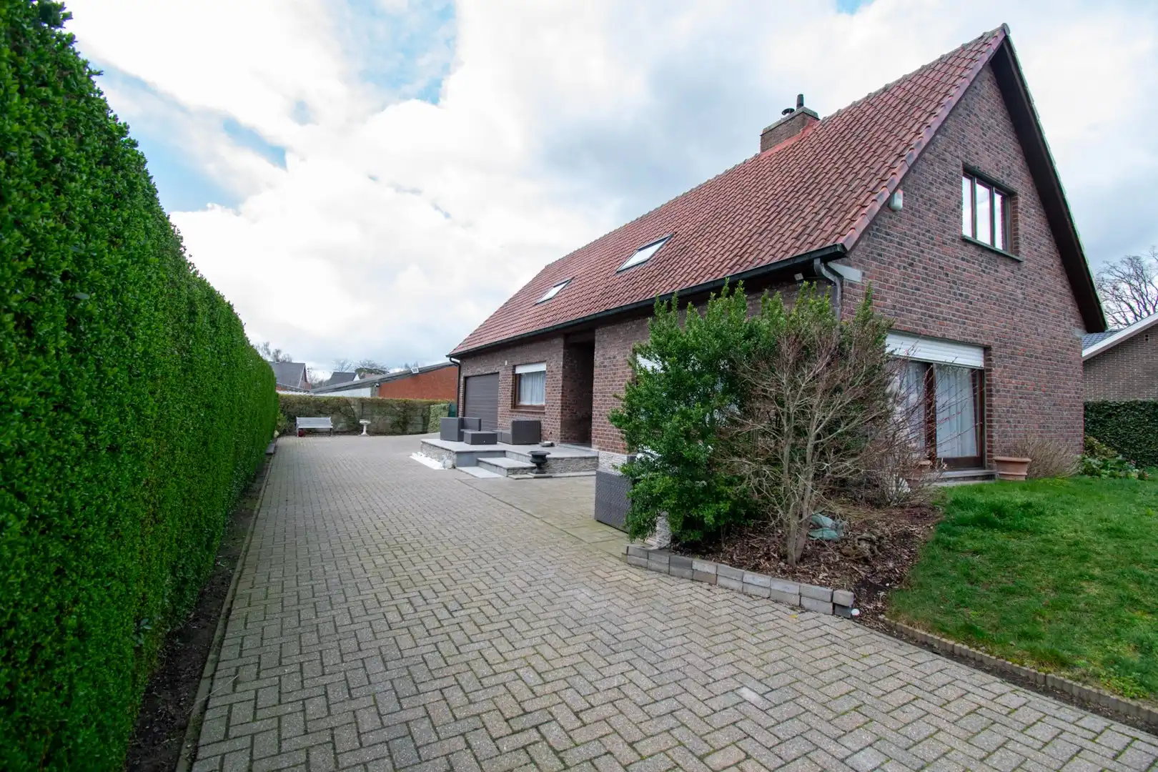 Prachtige open villa te koop in Destelbergen - Ruimtelijke 356 m² woning met een groot perceel van 620 m² en volop mogelijkheden! foto {{pictureIndex}}