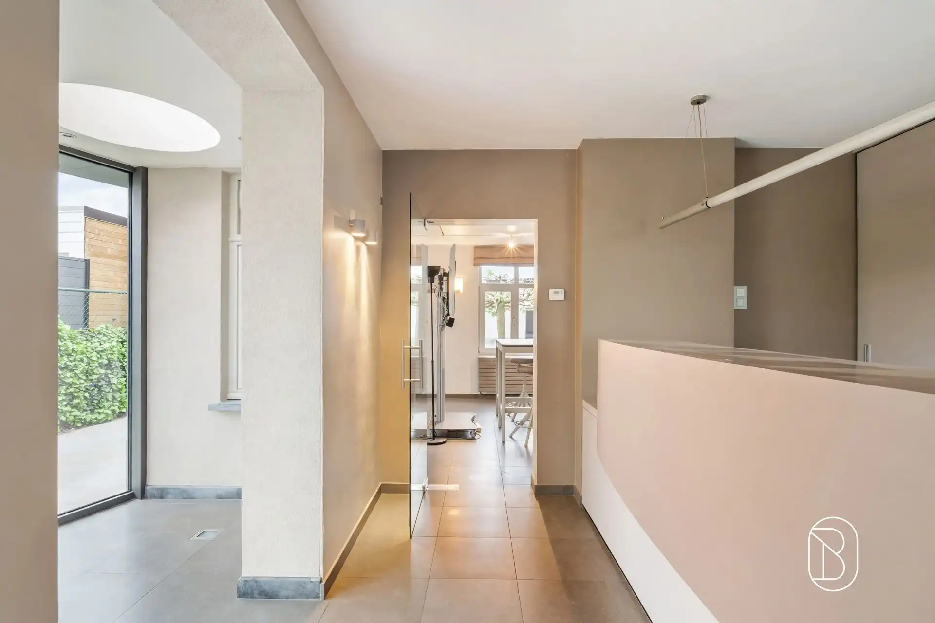 Commercieel gelegen kantoor/praktijk + woonst met atelier foto 10