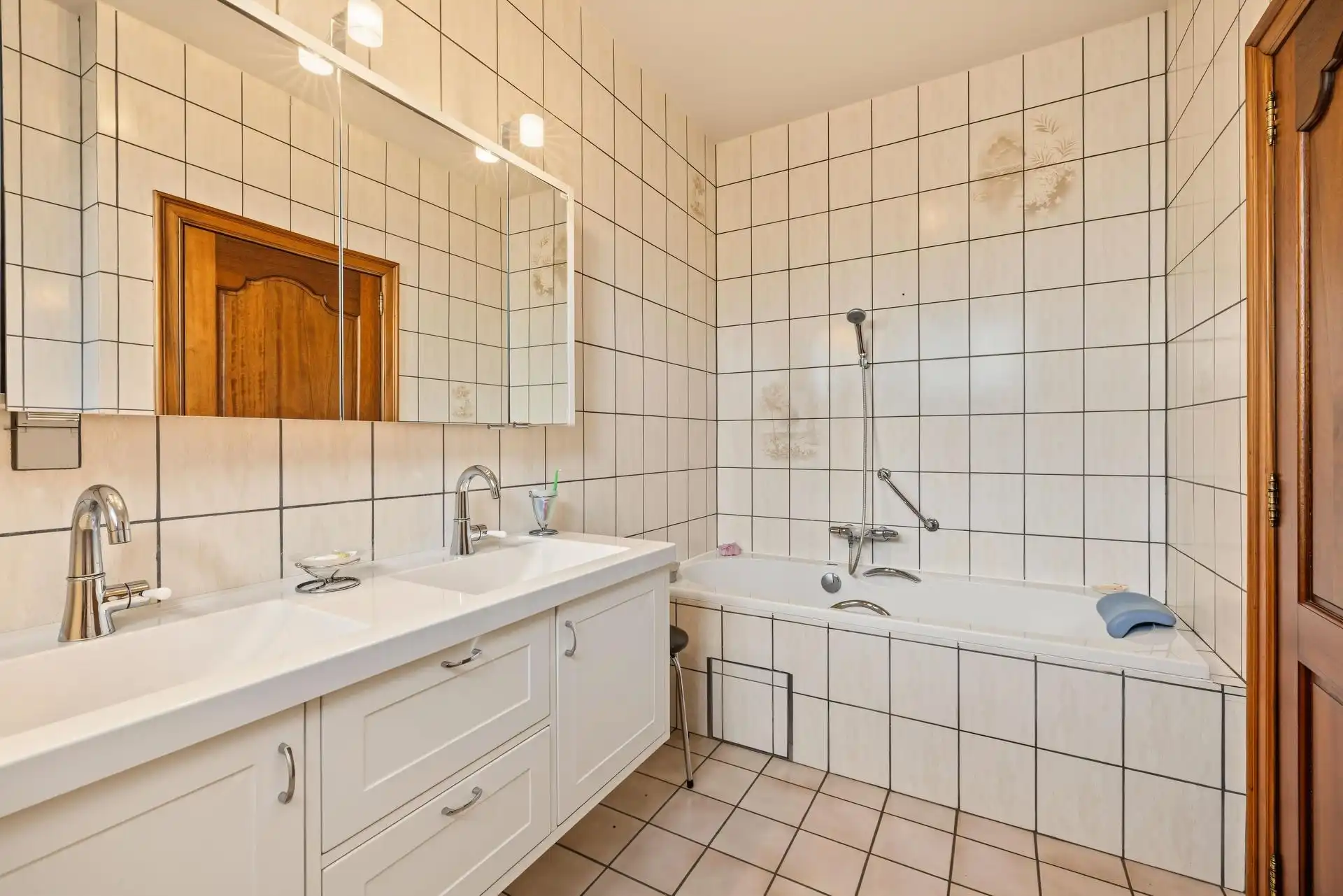 Ruim opgezette, landelijke woning mooie tuin op een perceel van ca. 3.028m² foto 12