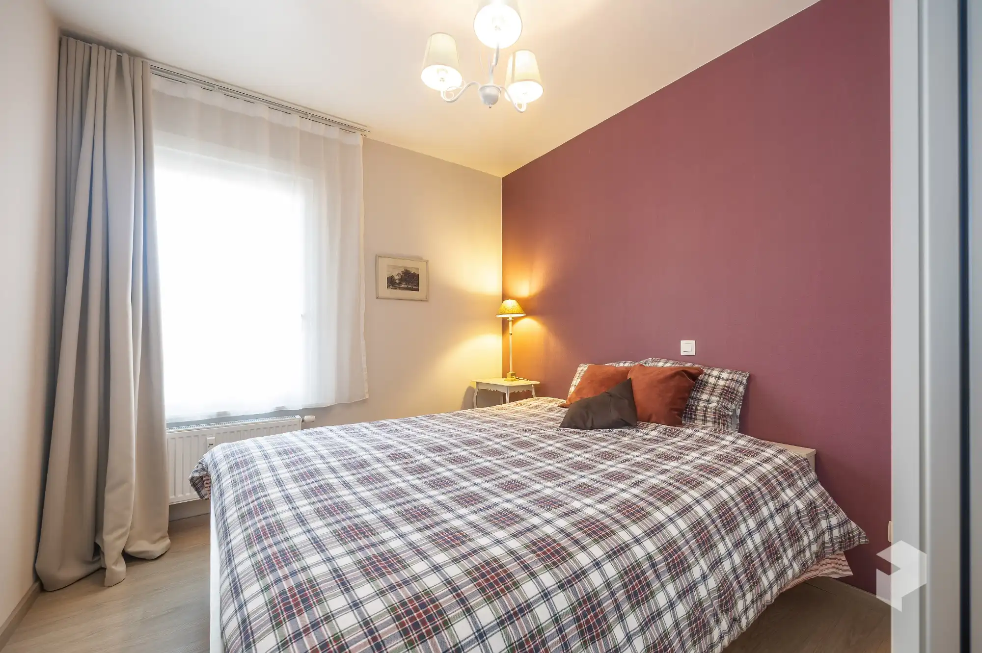 Goed gelegen ruim vernieuwd 2 slaapkamer appartement met terras en grote berging. foto 21