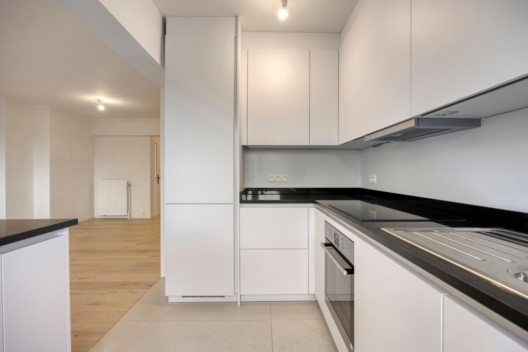 Luxueus gerenoveerd appartement met twee kamers en garage foto 6