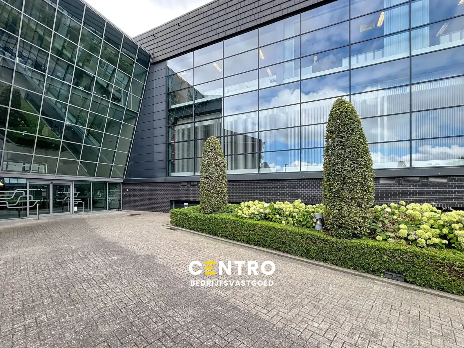 LICHTRIJKE kantoorruimten (1.400 tot 1.800m²) aan ZEER interessante voorwaarden nabij afrit Kortrijk-Oost E17. Onmiddellijk beschikbaar! foto {{pictureIndex}}