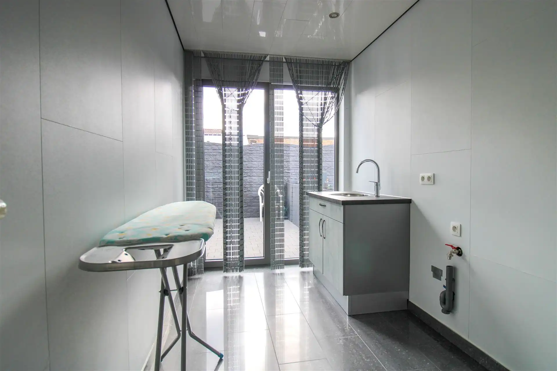 Instapklare gezinswoning met apart bijgebouw met eigen voorzieningen, 4 slaapkamers en inpandige garage op ruim perceel in hartje Maasmechelen! foto 7