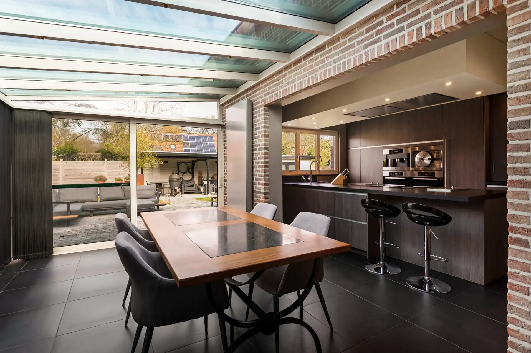 Uitstekend gelegen woning met dubbele garage foto 16