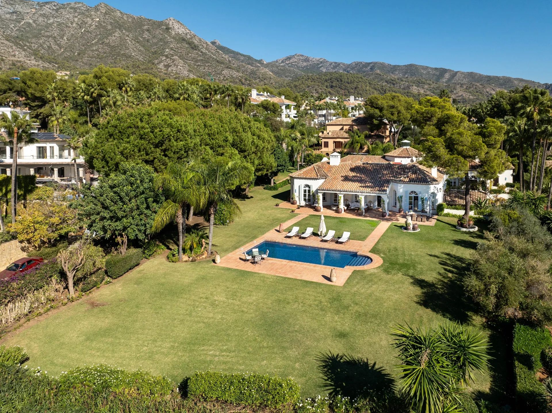 Mediterrane meesterwoning in Marbella’s meest prestigieuze enclave foto {{pictureIndex}}