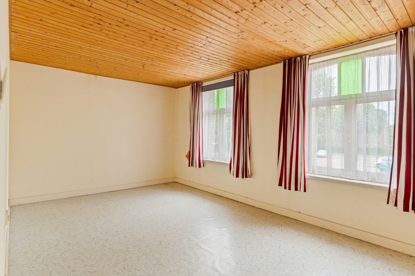 Charmante, te renoveren woning met 2 slpk. en tuin foto 14