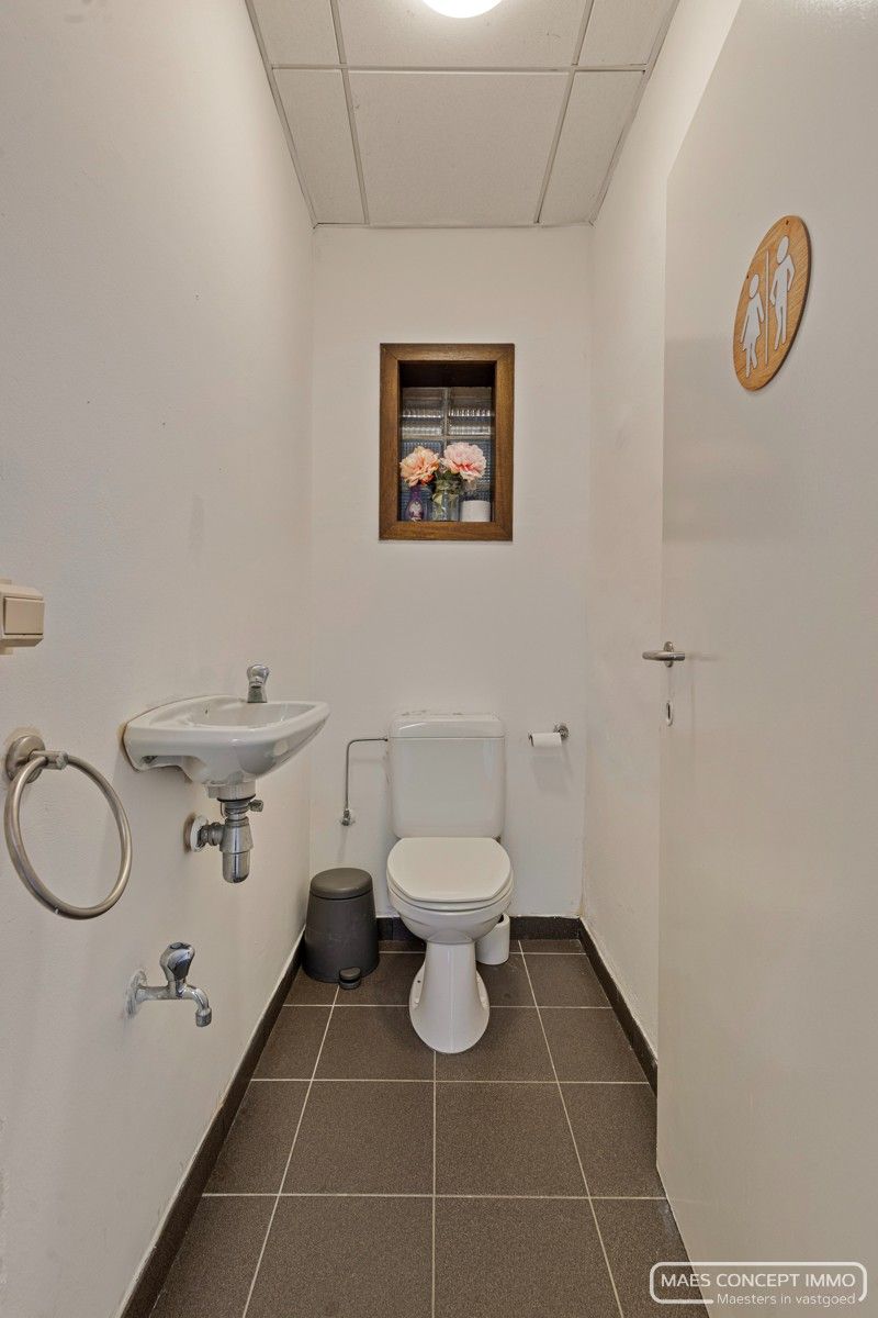Te koop handelspand met appartement boven in centrum Desselgem foto 7