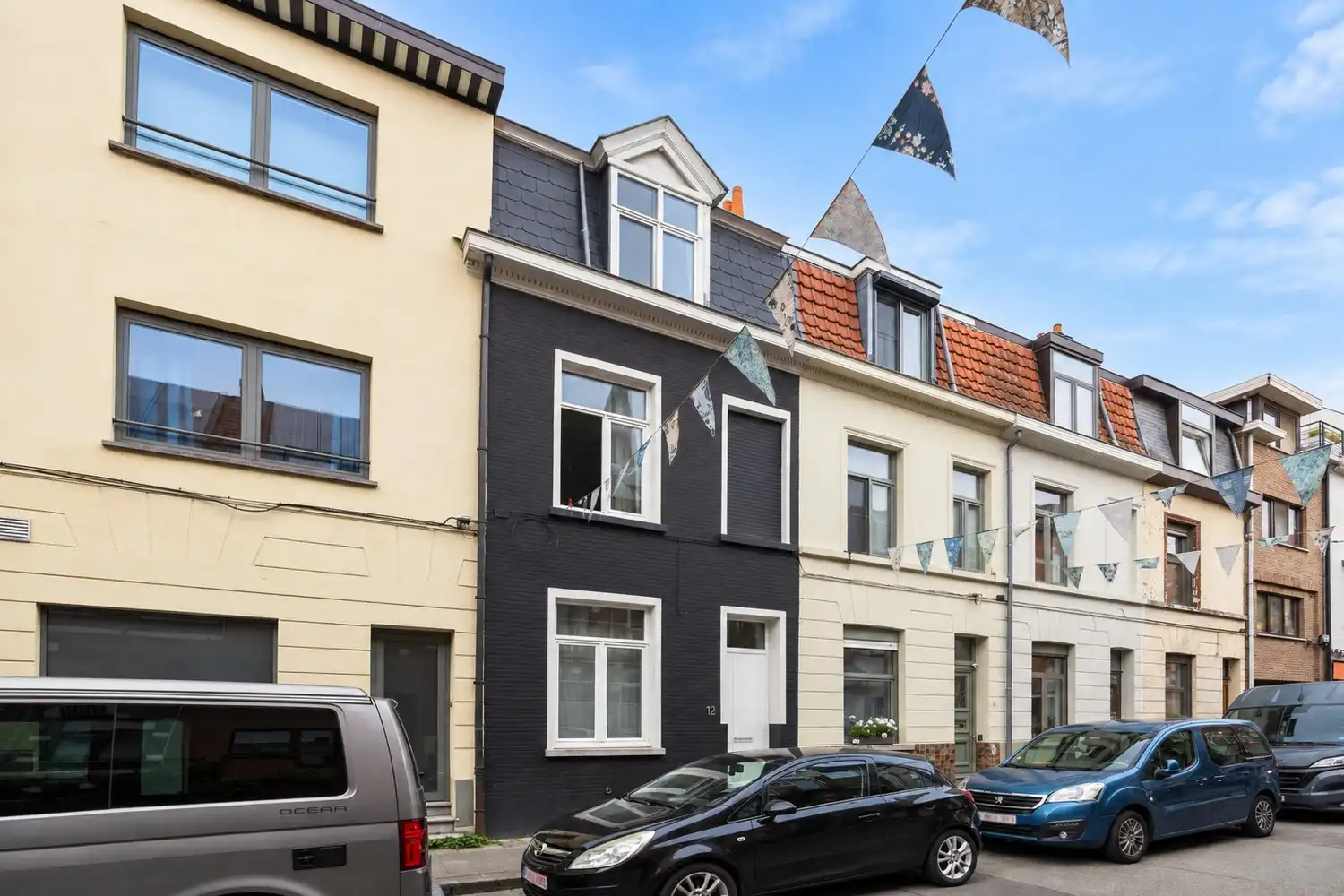 Karaktervolle en gerenoveerde stadswoning met drie ruime slaapkamers en stadstuin foto {{pictureIndex}}