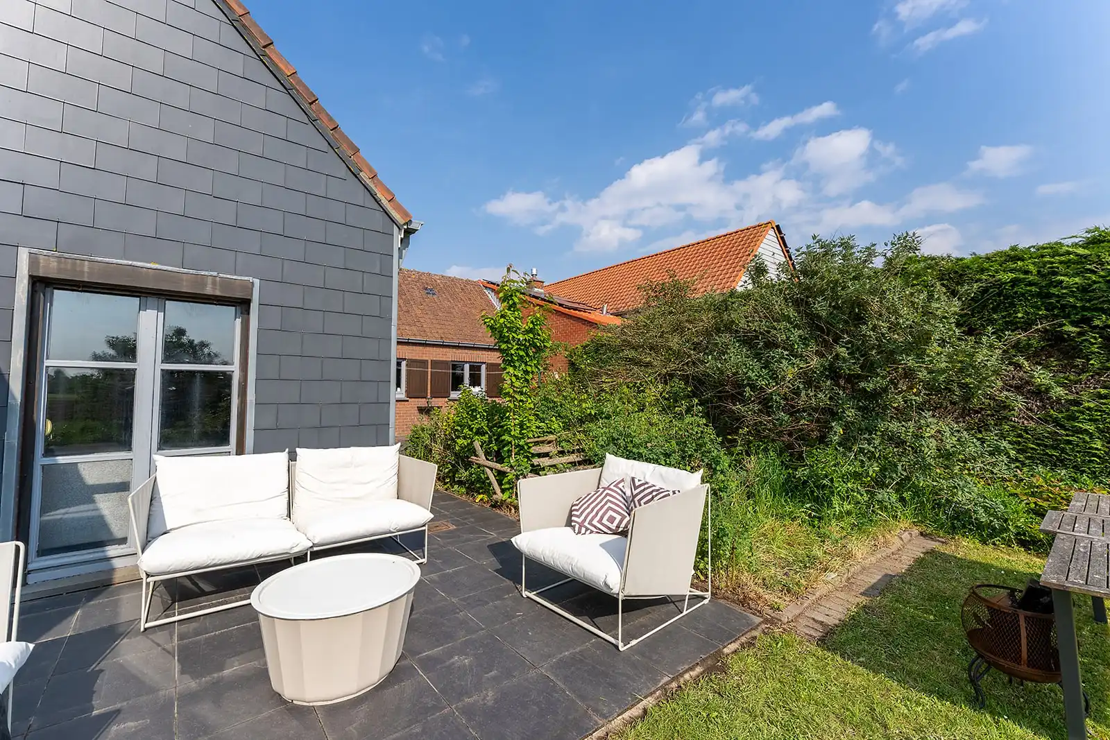 Zeer ruime woning op een perceel van 1000m² met dubbele garage in het landelijke Houtave. foto 6