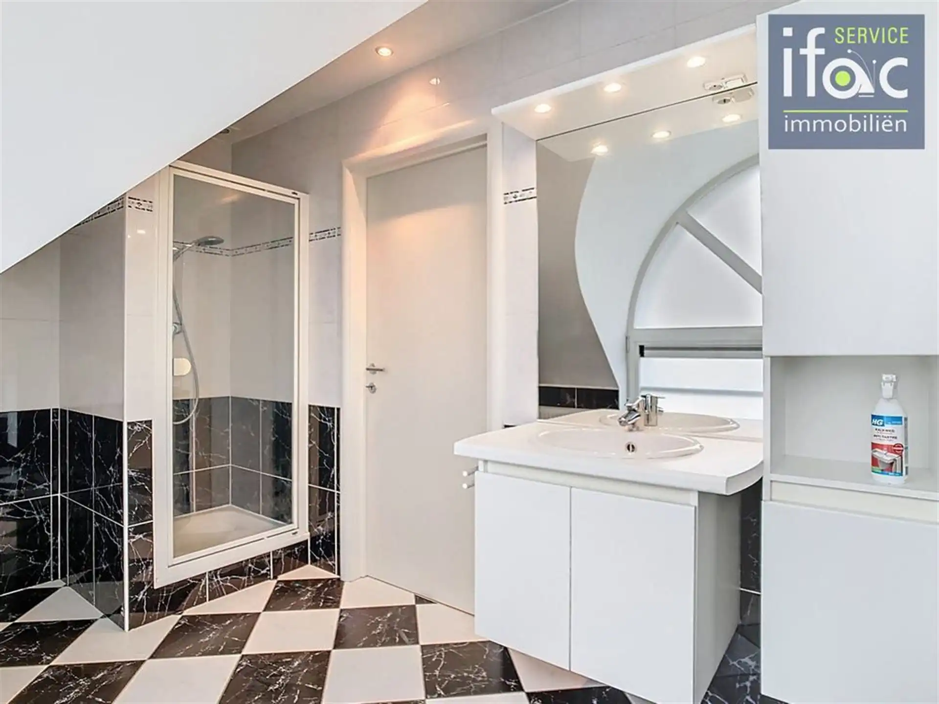 Villa met 4 slaapkamers, 2 badkamers, tuin en garages foto 23