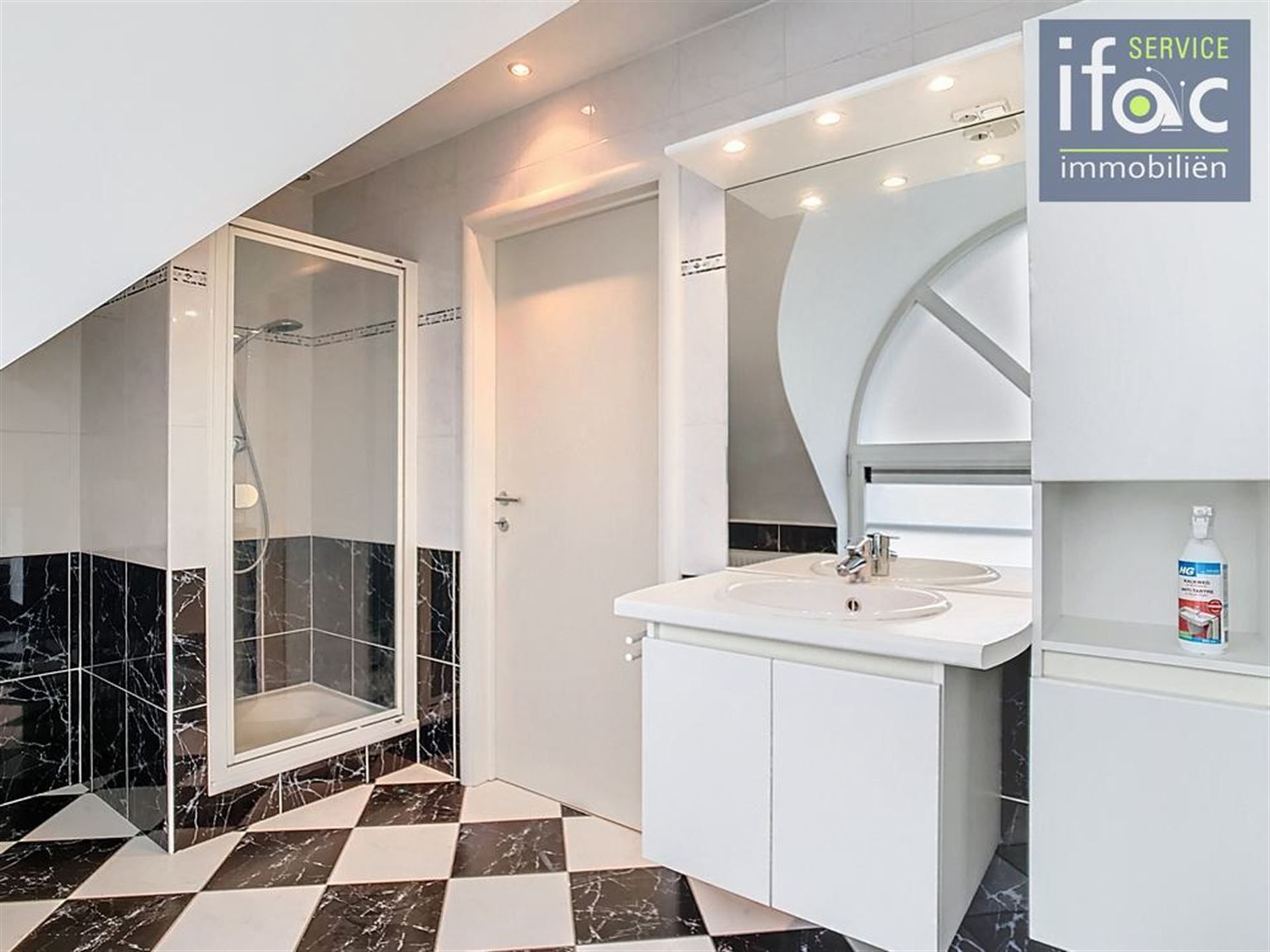 Villa met 4 slaapkamers, 2 badkamers, tuin en garages foto 23