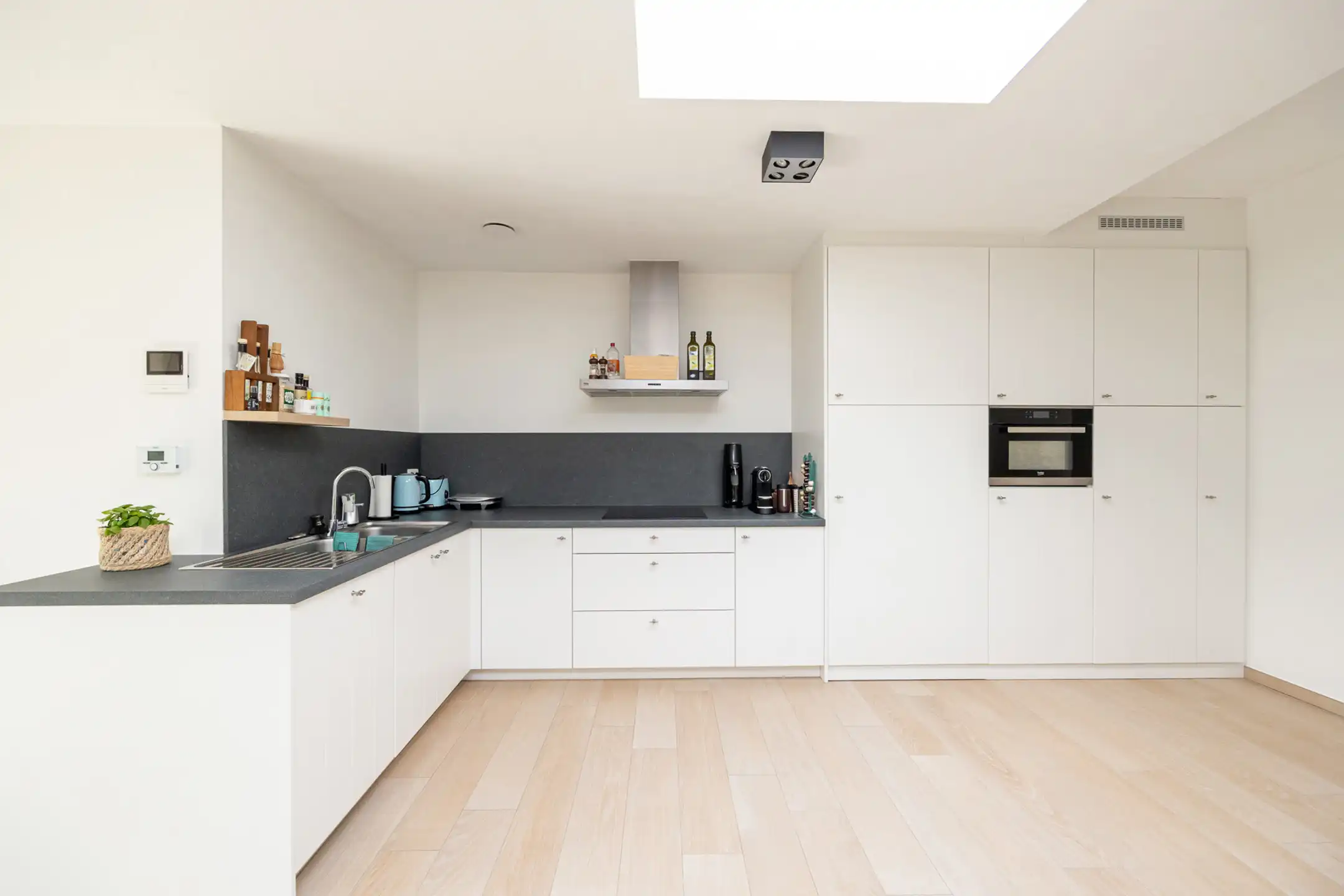 Luxueus gelijkvloers appartement met tuin en garage te huur in het centrum van Westmalle! foto 5