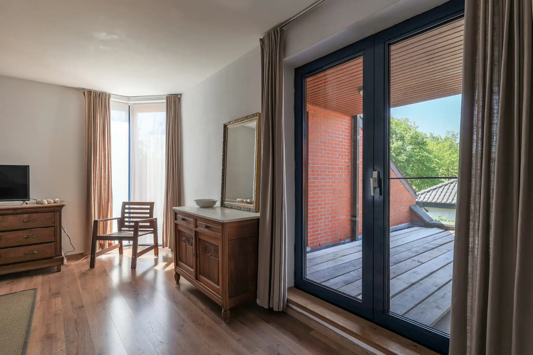 Vrijstaande woning op uniek perceel met zwembad foto 23