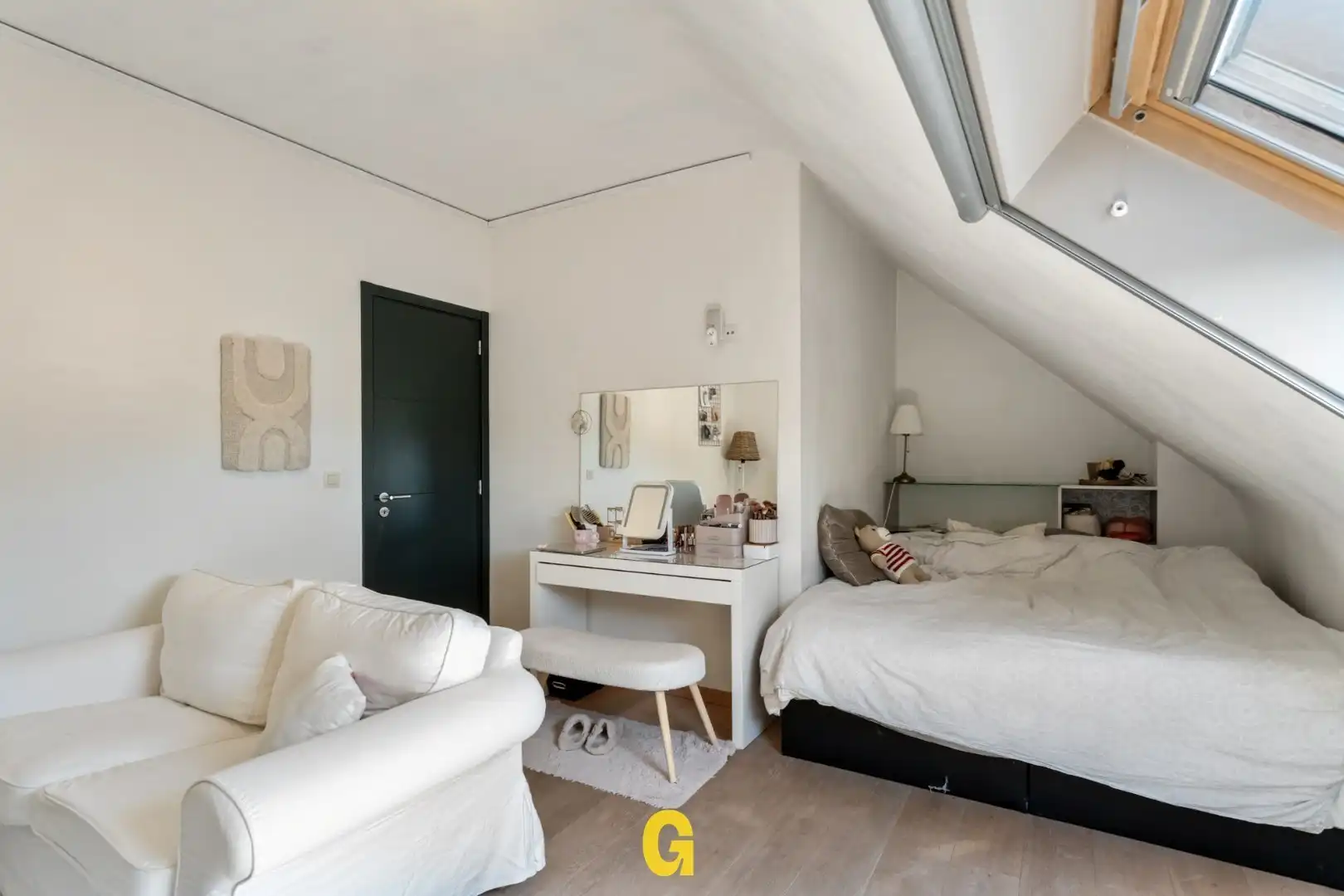 Knap afgewerkte rijwoning met 4 slaapkamers, 2 badkamers en standplaats met ruime kelderberging  foto 25