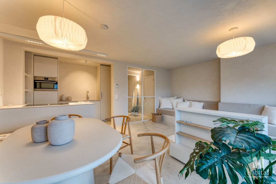 Subliem gerenoveerd, volledig nieuw gemeubeld en verrassend ruim appartement foto {{pictureIndex}}