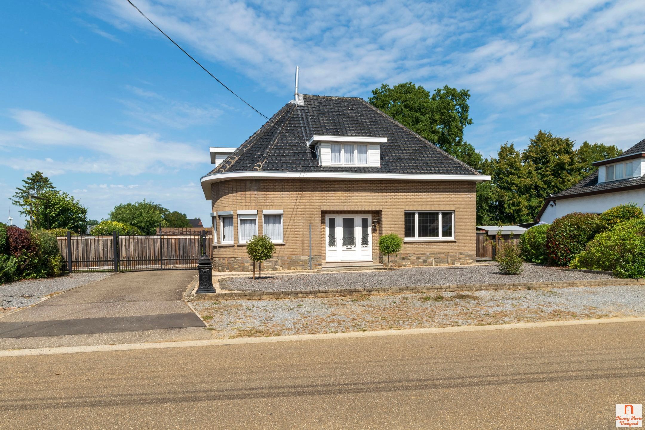 Sfeervolle jaren ’60-woning met grote tuin in rustige straat foto 35