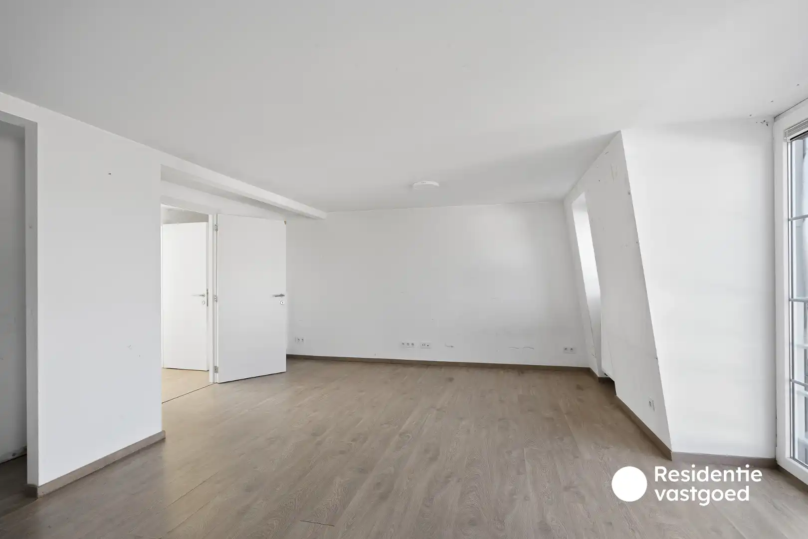Handelsruimte met woonentiteit en parkeerplaats foto 17