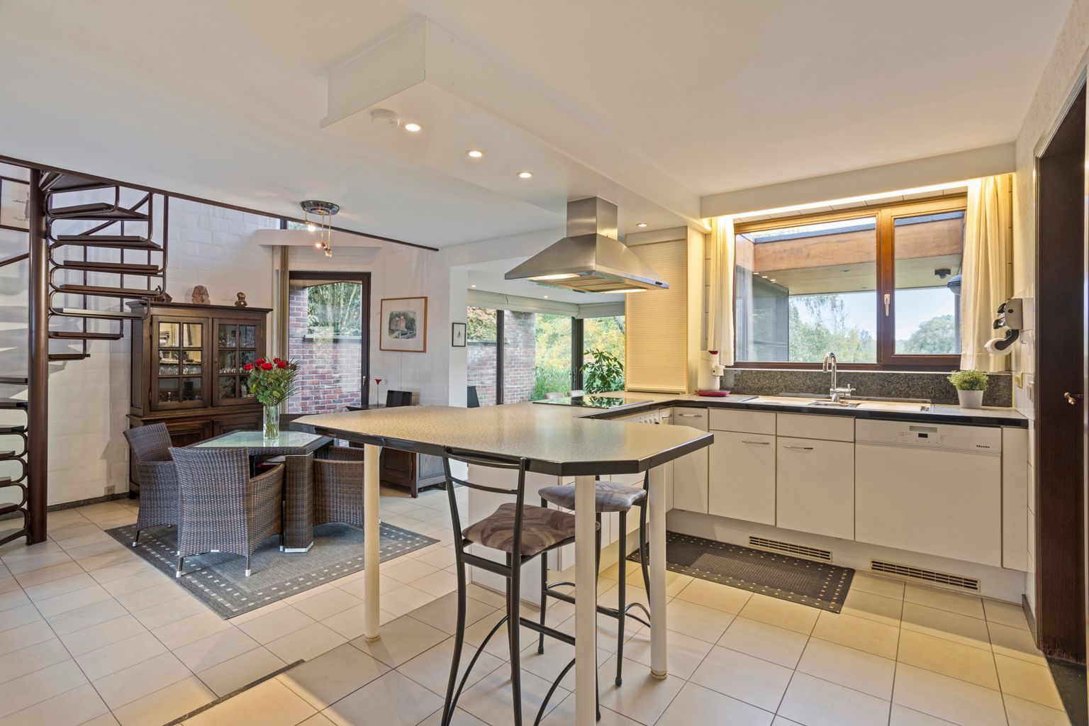 WONING IN DOODLOPENDE STRAAT , GRENZEND AAN NATUURGEBIED foto 11