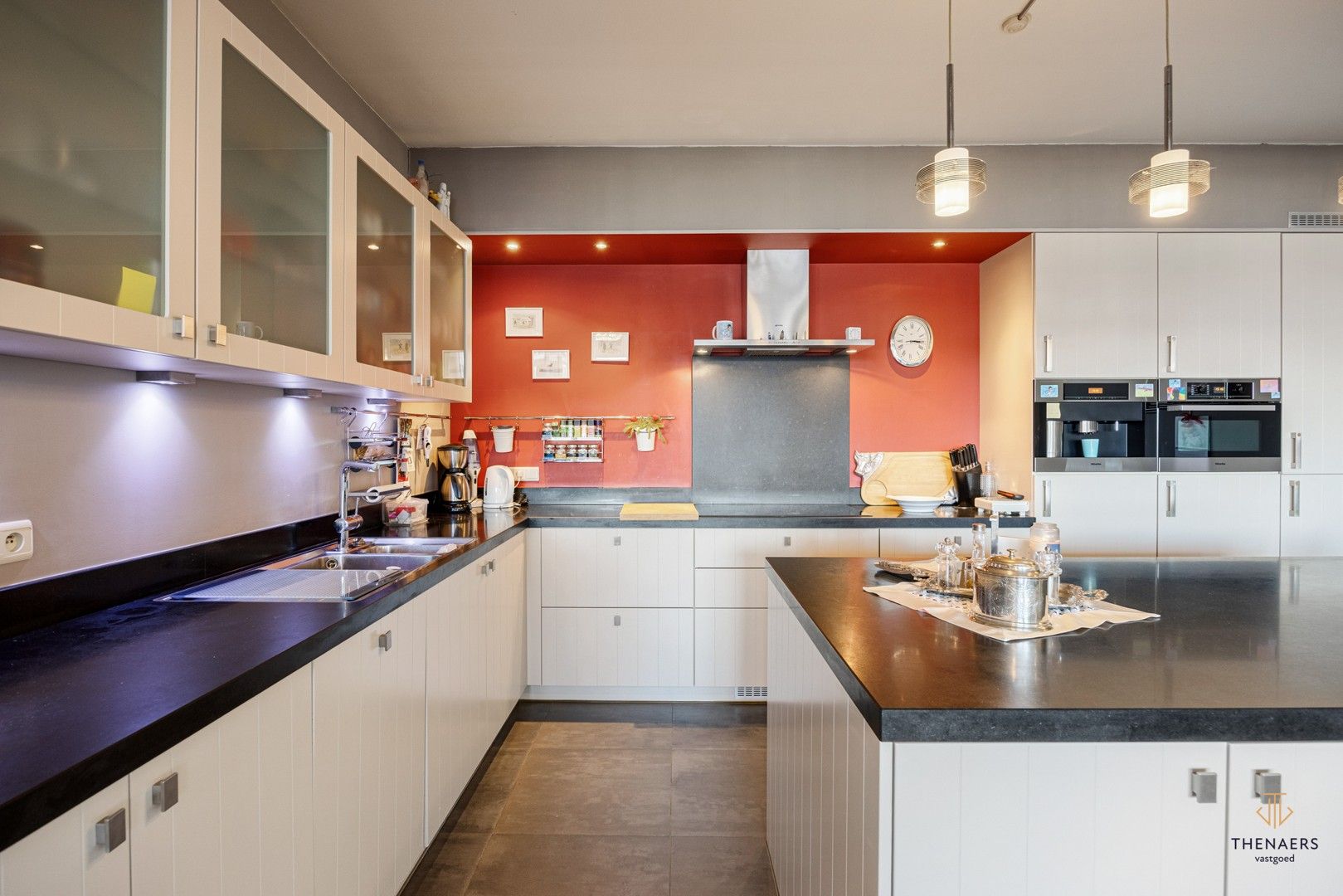 Zeer ruim appartement met 3 slaapkamers & 2 autostaanplaatsen op toplocatie. foto 8