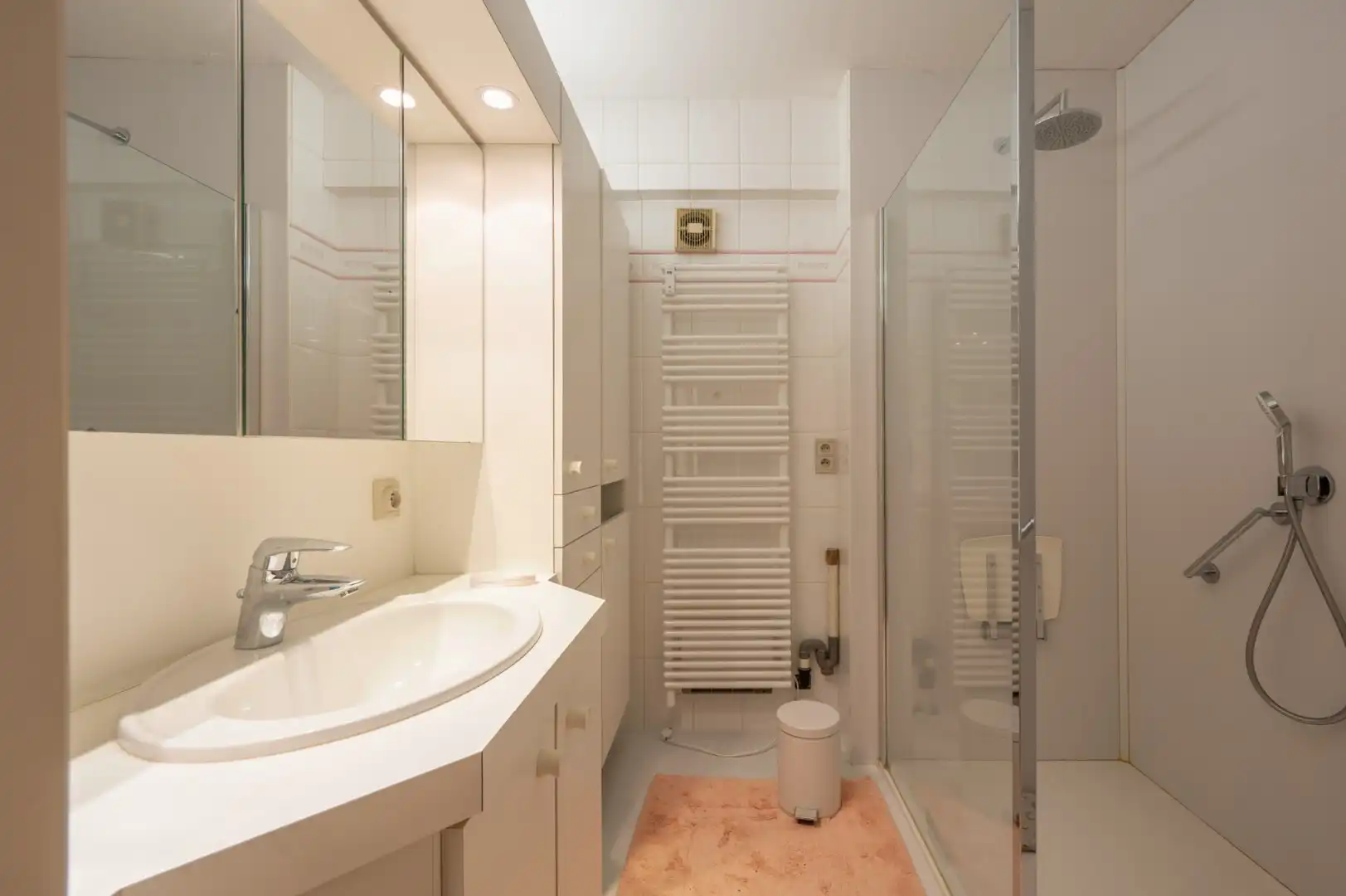 Op te frissen appartement met 2 slaapkamers en frontaal zeezicht. foto 5