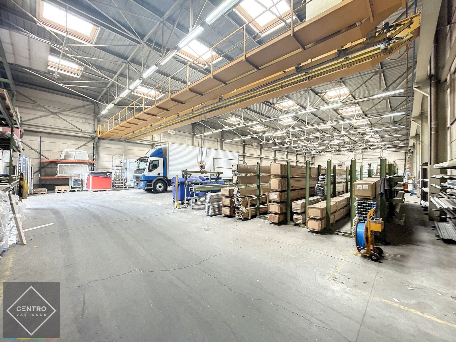 Instapklaar BEDRIJFSGEBOUW met 2 sectionaalpoorten, een vrije hoogte van 7m (nok 9m) en verhard koer (buitenstockage - Parkings). Op industriezone "Herdersbrug" te Brugge. foto 3