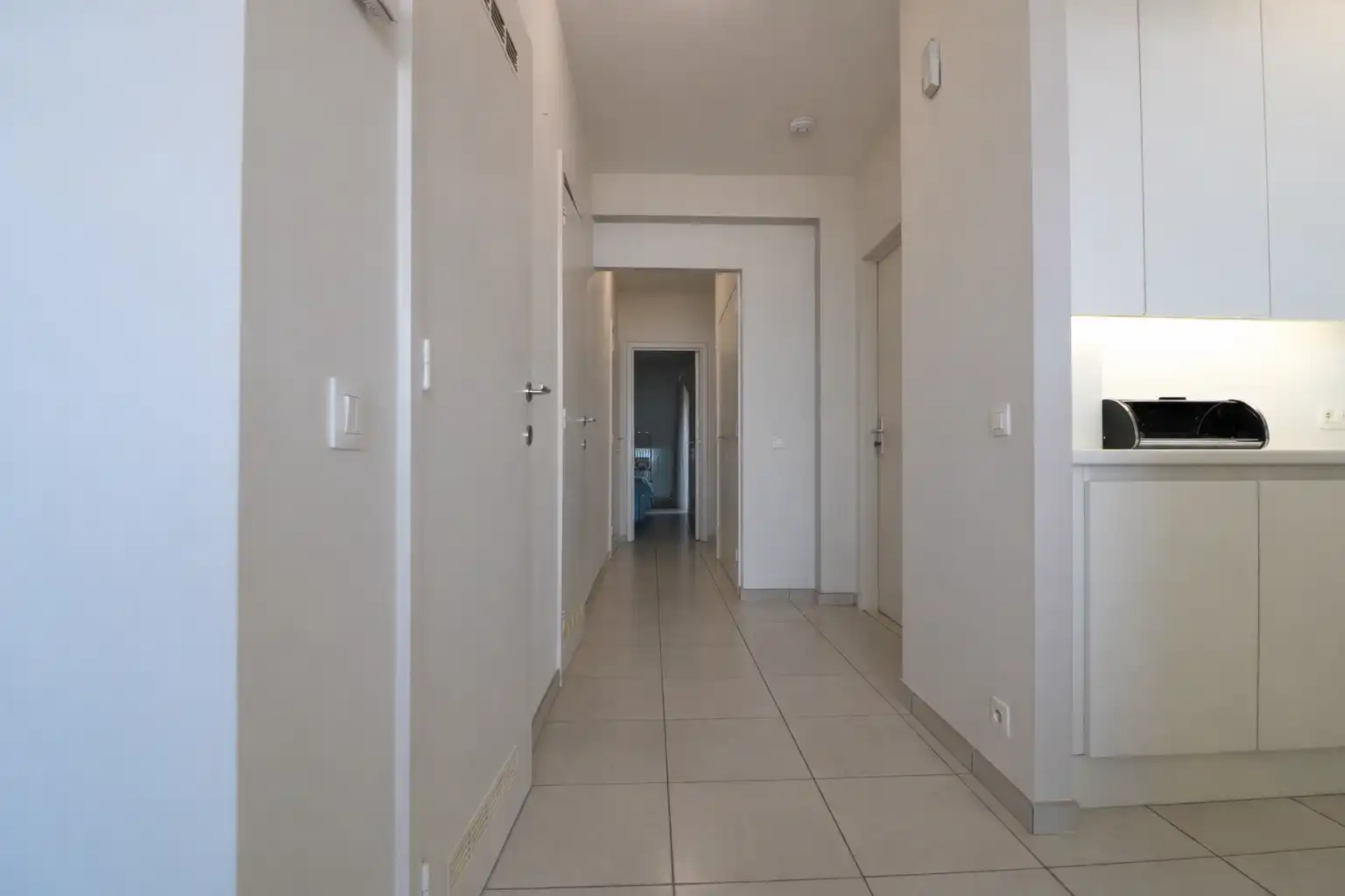 Bijzonder ruim (90 m²), hedendaags 2-slaapkamerappartement met prachtig frontaal zicht op zee. foto 5